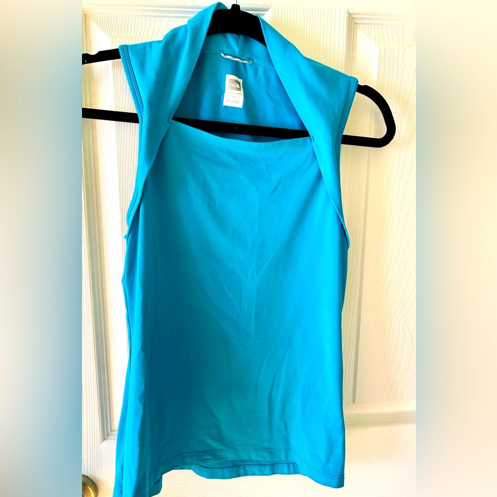 North face ladies sleeveless vapor wick top. Med